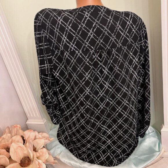 Kim Rogers Curvy. Size 1X. Black white. Pin Tucks. Pullover. V-Neck. B108 - Picture 3 of 3